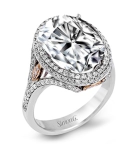 This fashion ring from Simon G. features a split shank and a halo framing an oval-cut diamond